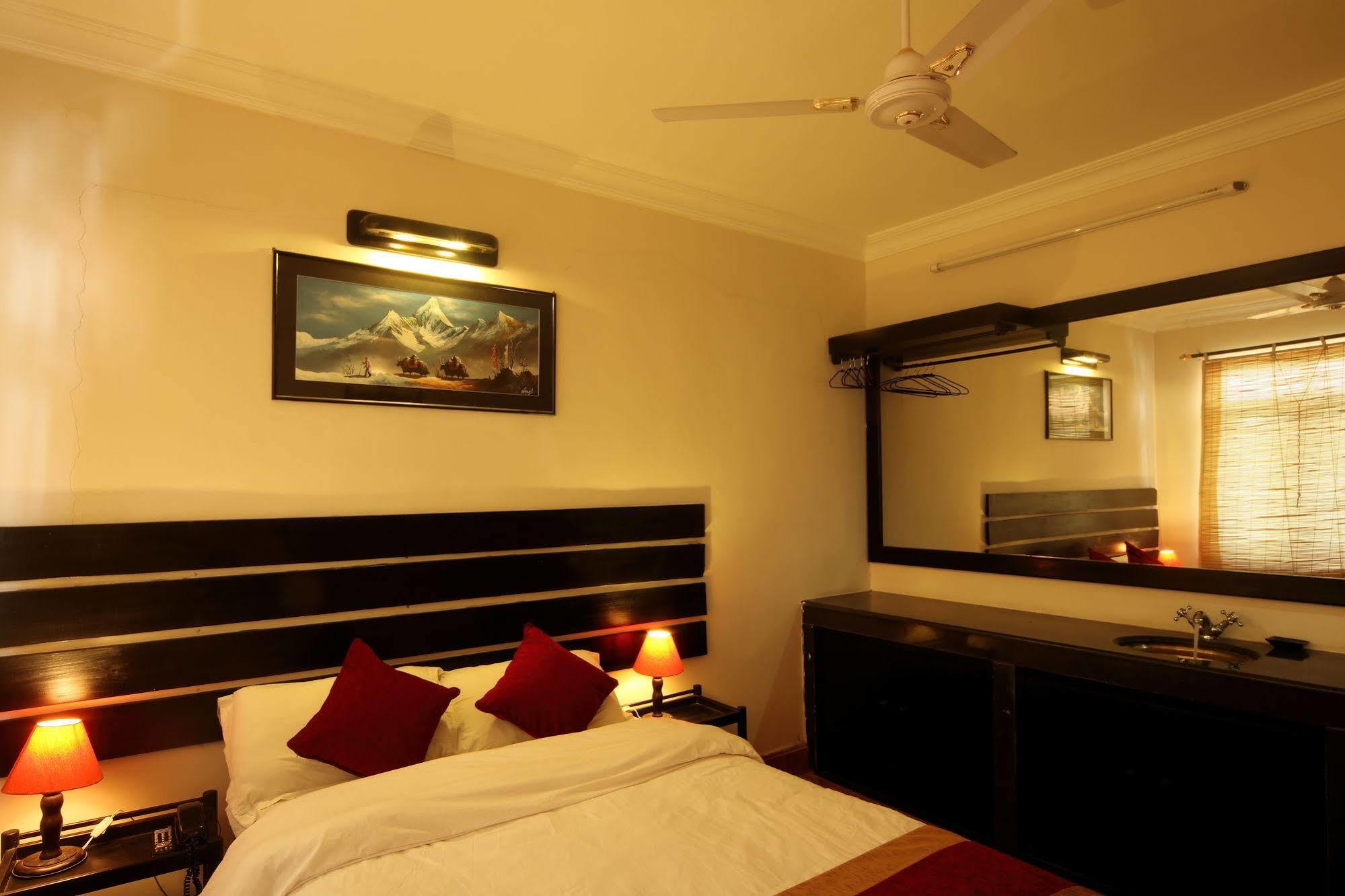 Hotel Thorong Peak Катманду Экстерьер фото